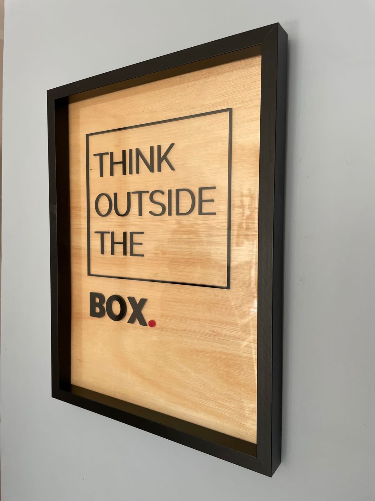 Cuadro "Think Outside The Box" - Un Toque Rebelde para Tu Espacio