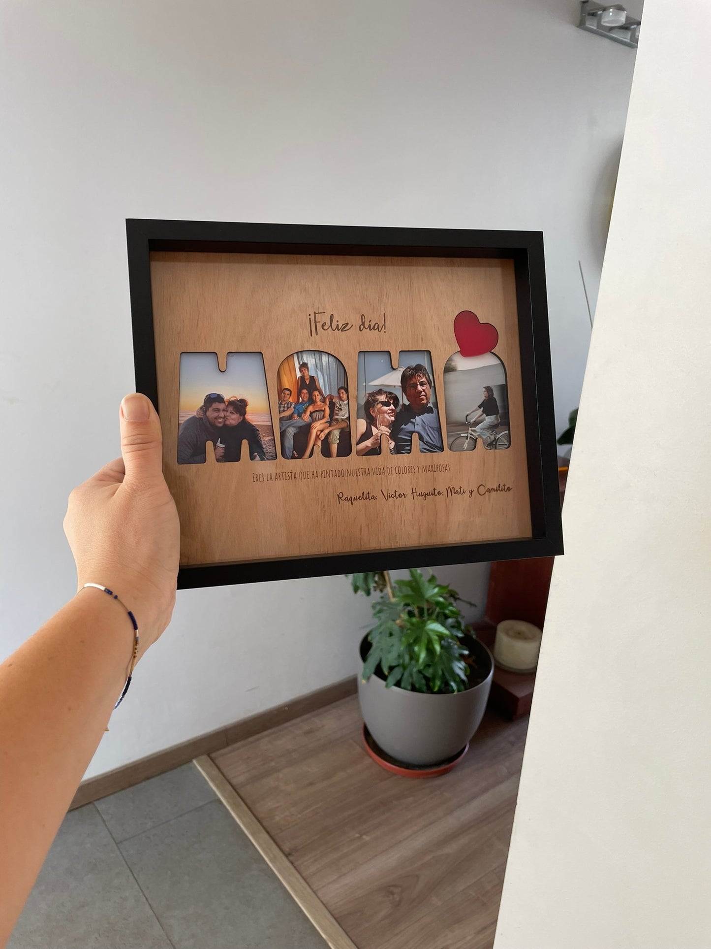 "Portaretrato Mamá" incluye foto y grabado personalizado